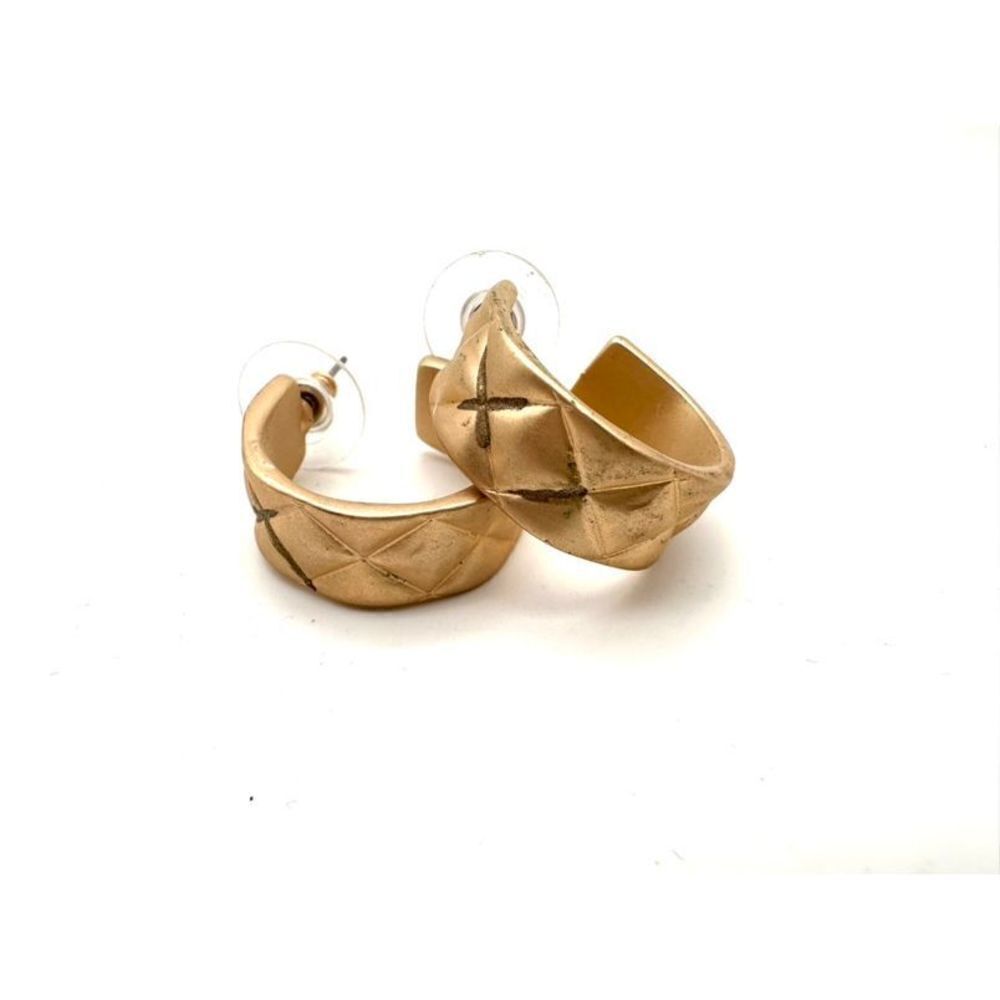 NWT Chico’s small quilted Gold tone small Hoop Earrings classic style mature